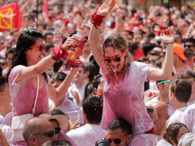Đắm chìm trong rượu vang đỏ tại lễ hội truyền thống Tây Ban Nha