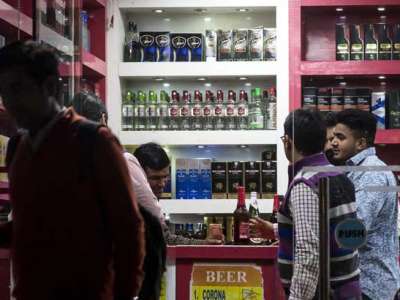 Ấn Độ nới lỏng lệnh cấm rượu bia