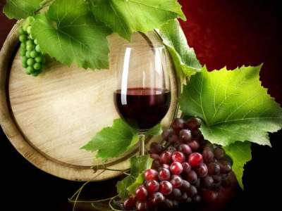 Thùng đựng rượu vang và những chiếc ly phổ biến dùng để uống rượu vang